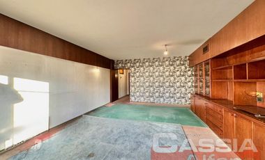 DEPARTAMENTO 4 AMBIENTES CATEGORÍA, AL FRENTE CON COCHERA Y PATIO PROPIO