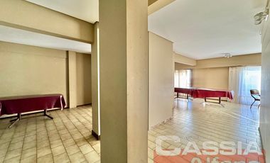 DEPARTAMENTO 4 AMBIENTES CATEGORÍA, AL FRENTE CON COCHERA Y PATIO PROPIO