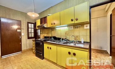 DEPARTAMENTO 4 AMBIENTES CATEGORÍA, AL FRENTE CON COCHERA Y PATIO PROPIO