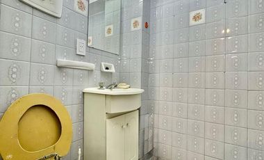 DEPARTAMENTO 4 AMBIENTES CATEGORÍA, AL FRENTE CON COCHERA Y PATIO PROPIO