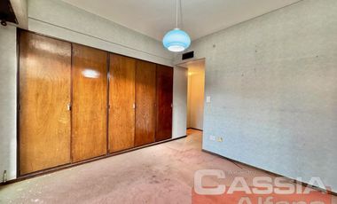 DEPARTAMENTO 4 AMBIENTES CATEGORÍA, AL FRENTE CON COCHERA Y PATIO PROPIO