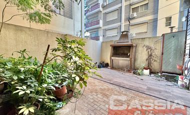 DEPARTAMENTO 4 AMBIENTES CATEGORÍA, AL FRENTE CON COCHERA Y PATIO PROPIO