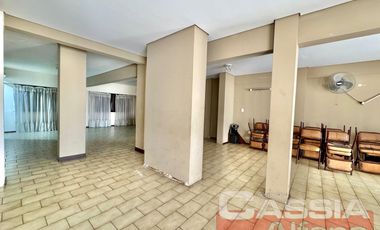 DEPARTAMENTO 4 AMBIENTES CATEGORÍA, AL FRENTE CON COCHERA Y PATIO PROPIO