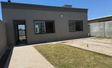 Venta casa de 2 dormitorios a estrenar con cochera y pileta Lomas de Alicia, Baigorria