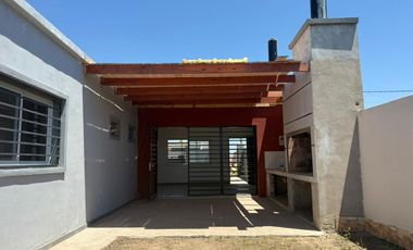 Venta casa de 2 dormitorios a estrenar con cochera y pileta Lomas de Alicia, Baigorria