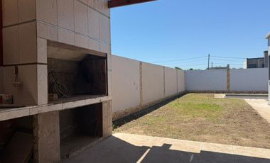 Venta casa de 2 dormitorios a estrenar con cochera y pileta Lomas de Alicia, Baigorria