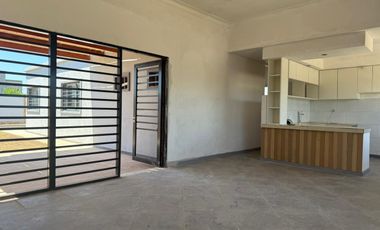 Venta casa de 2 dormitorios a estrenar con cochera y pileta Lomas de Alicia, Baigorria