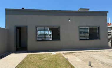 Venta casa de 2 dormitorios a estrenar con cochera y pileta Lomas de Alicia, Baigorria
