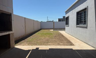 Venta casa de 2 dormitorios a estrenar con cochera y pileta Lomas de Alicia, Baigorria