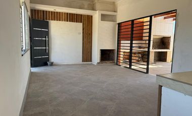 Venta casa de 2 dormitorios a estrenar con cochera y pileta Lomas de Alicia, Baigorria