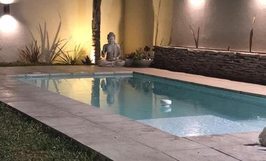 VENTA / PERMUTA - Casa - 2 dormitorios, jardín y piscina - Soldini, Santa Fe