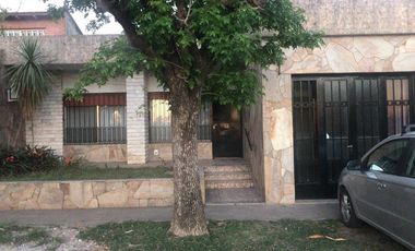VENTA / PERMUTA - Casa - 2 dormitorios, jardín y piscina - Soldini, Santa Fe