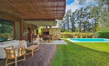 Espectacular Casa en Haras Santa Maria.-