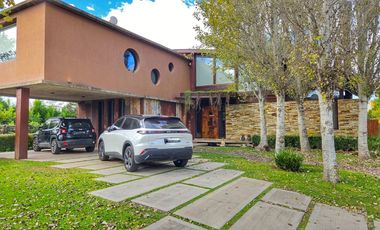 Espectacular Casa en Haras Santa Maria.-