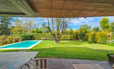 Espectacular Casa en Haras Santa Maria.-