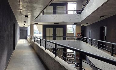 Venta con renta Depto 3 ambientes c/balcón y 2 cocheras Pilar La lonja