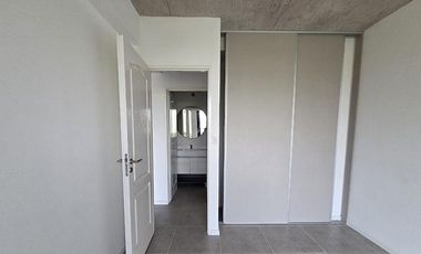 Venta con renta Depto 3 ambientes c/balcón y 2 cocheras Pilar La lonja