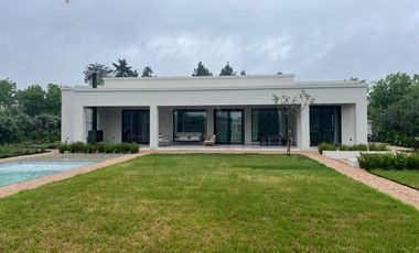 Alquiler Temporario Casa 4 Dormitorios en Pilará