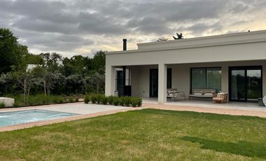 Alquiler Temporario Casa 4 Dormitorios en Pilará