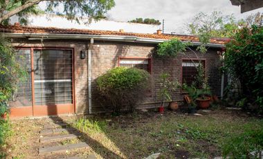 Chalet de 4 ambientes con cochera y dependencia en venta en Olivos