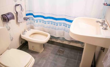 Chalet de 4 ambientes con cochera y dependencia en venta en Olivos