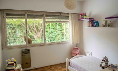 Chalet de 4 ambientes con cochera y dependencia en venta en Olivos