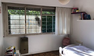 Chalet de 4 ambientes con cochera y dependencia en venta en Olivos