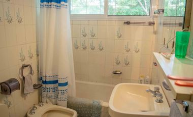 Chalet de 4 ambientes con cochera y dependencia en venta en Olivos