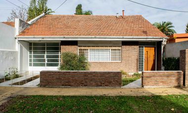 Chalet de 4 ambientes con cochera y dependencia en venta en Olivos