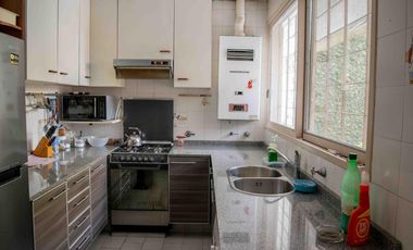 Chalet de 4 ambientes con cochera y dependencia en venta en Olivos