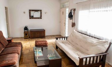 Chalet de 4 ambientes con cochera y dependencia en venta en Olivos