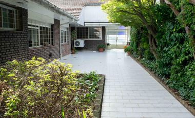 Chalet de 4 ambientes con cochera y dependencia en venta en Olivos