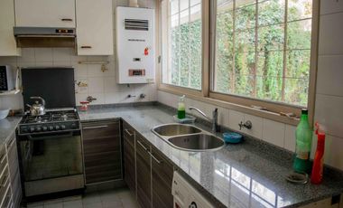 Chalet de 4 ambientes con cochera y dependencia en venta en Olivos