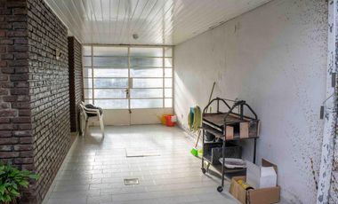 Chalet de 4 ambientes con cochera y dependencia en venta en Olivos