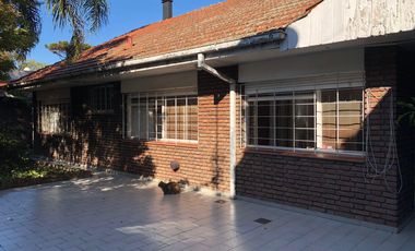 Chalet de 4 ambientes con cochera y dependencia en venta en Olivos