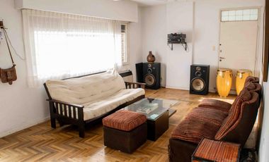 Chalet de 4 ambientes con cochera y dependencia en venta en Olivos