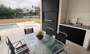 Casa 4 Ambientes en venta y alquiler - opcional extra muebles - APTA CREDITO Barrio la Candida