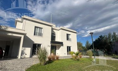 Casa 4 Ambientes en venta y alquiler - opcional extra muebles - APTA CREDITO Barrio la Candida