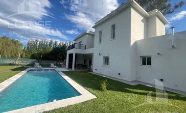 Casa 4 Ambientes en venta y alquiler - opcional extra muebles - APTA CREDITO Barrio la Candida