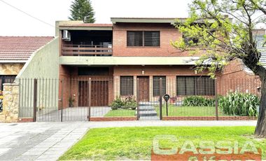 CHALET 6 AMBIENTES SOBRE AMPLIO LOTE DE 700m2, 5 DORMITORIOS, FONDO C/PISCINA