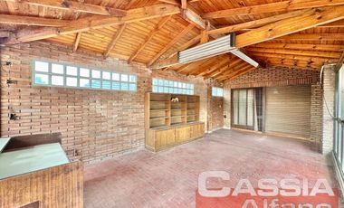 CHALET 6 AMBIENTES SOBRE AMPLIO LOTE DE 700m2, 5 DORMITORIOS, FONDO C/PISCINA