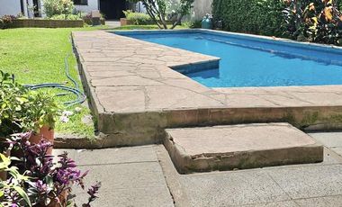 CHALET 6 AMBIENTES SOBRE AMPLIO LOTE DE 700m2, 5 DORMITORIOS, FONDO C/PISCINA