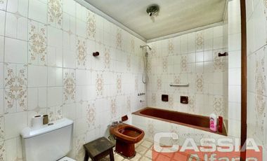 CHALET 6 AMBIENTES SOBRE AMPLIO LOTE DE 700m2, 5 DORMITORIOS, FONDO C/PISCINA