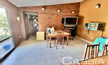 CHALET 6 AMBIENTES SOBRE AMPLIO LOTE DE 700m2, 5 DORMITORIOS, FONDO C/PISCINA