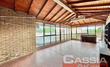CHALET 6 AMBIENTES SOBRE AMPLIO LOTE DE 700m2, 5 DORMITORIOS, FONDO C/PISCINA