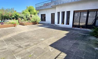 CHALET 6 AMBIENTES SOBRE AMPLIO LOTE DE 700m2, 5 DORMITORIOS, FONDO C/PISCINA