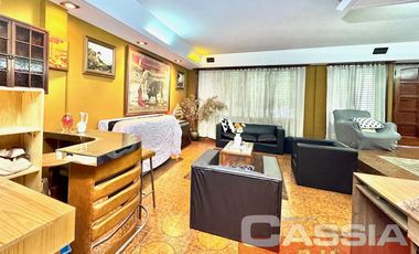 CHALET 6 AMBIENTES SOBRE AMPLIO LOTE DE 700m2, 5 DORMITORIOS, FONDO C/PISCINA