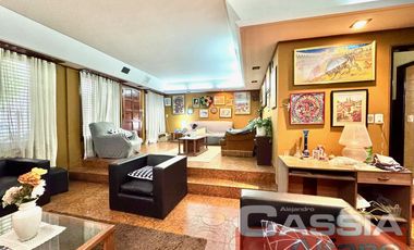 CHALET 6 AMBIENTES SOBRE AMPLIO LOTE DE 700m2, 5 DORMITORIOS, FONDO C/PISCINA