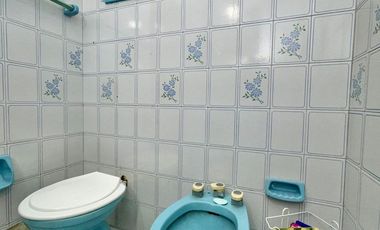 CHALET 6 AMBIENTES SOBRE AMPLIO LOTE DE 700m2, 5 DORMITORIOS, FONDO C/PISCINA
