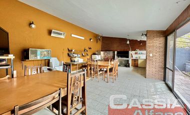 CHALET 6 AMBIENTES SOBRE AMPLIO LOTE DE 700m2, 5 DORMITORIOS, FONDO C/PISCINA